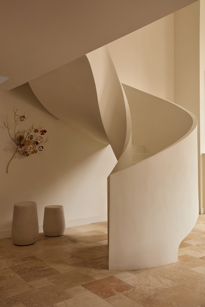home-tour-aix-helena-monnet-plat-stair1png.png