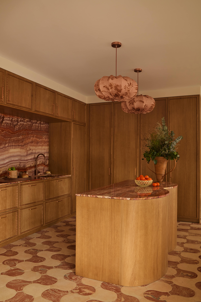 home-tour-aix-helena-monnet-plat-onyxkitchen1.png