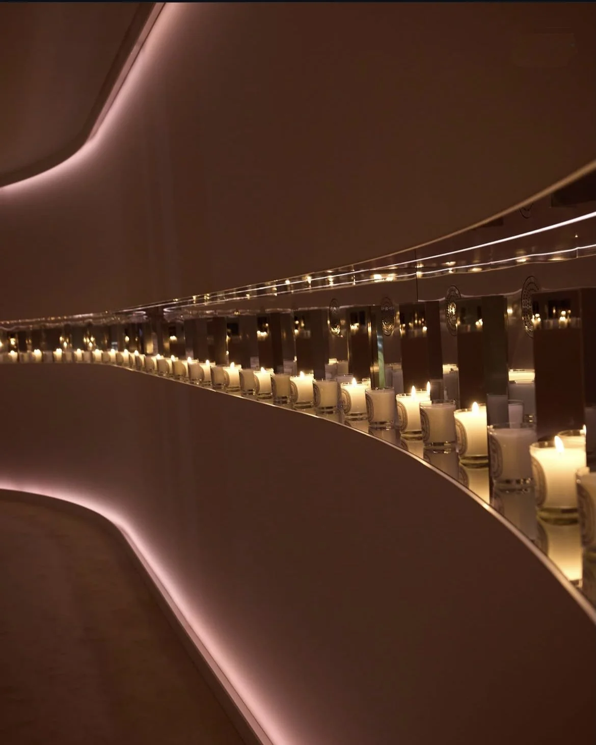 DIPTYQUE-brand-experience-mirror-candle.jpg