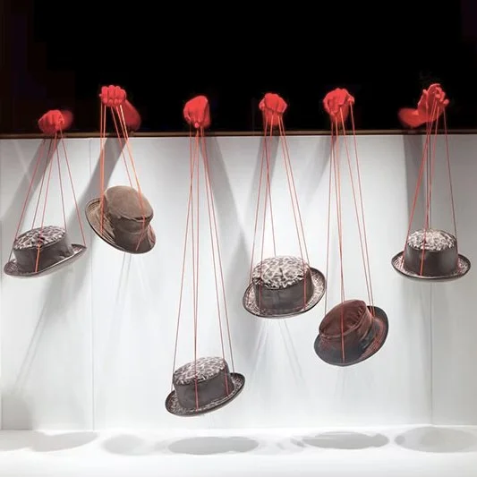 Mastering the "Red Thread" Window Display Scheme (Hermès)