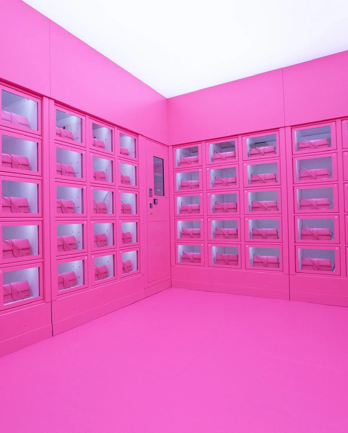 jacquemus-24-24-pink-bambino-popupstore.jpg