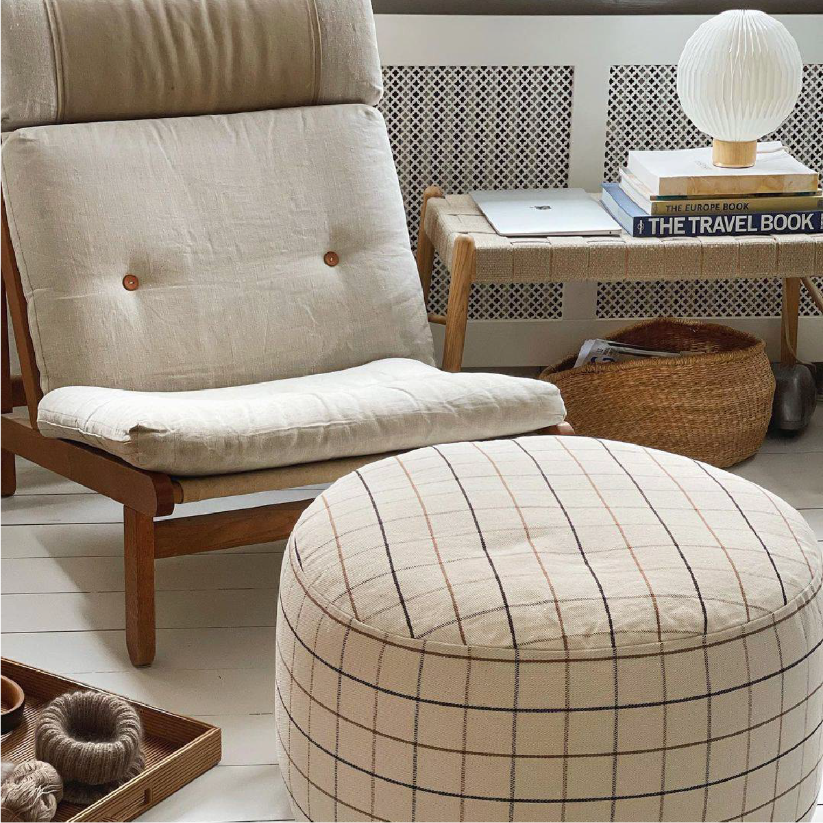 autour d'un pouf quadrillé