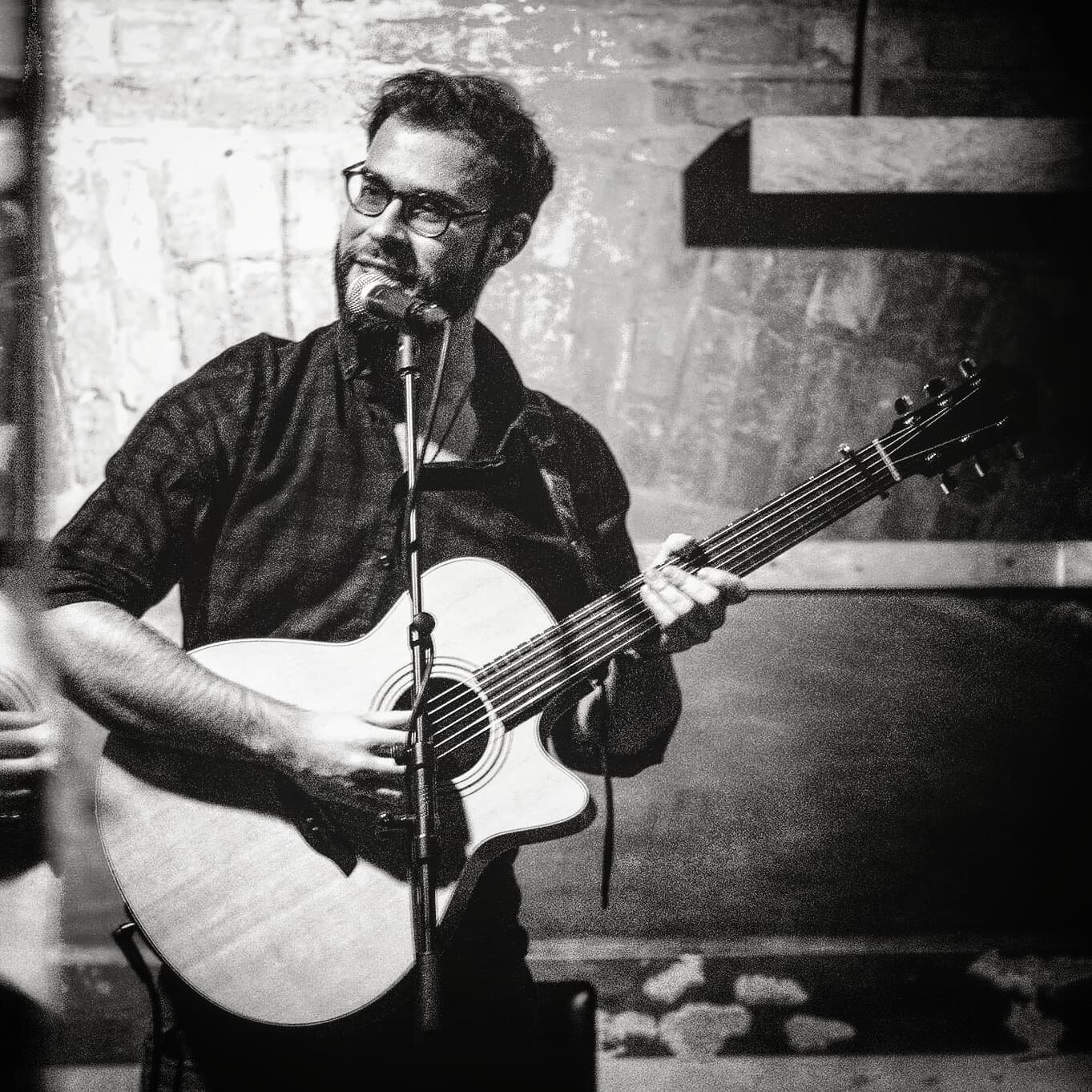 Des Bild is scho a Zeidl her 😅. 2018 war des,  noch mit Haar am Kopf 👶 und nur auf da Gitarre untwegs 🎸. Das war in Wien in der Coco Bar und mein zweiter Auftritt &uuml;berhaupt als Solofingerpicking Gitarrist. Mittlerweile habe ich meine eigenen 