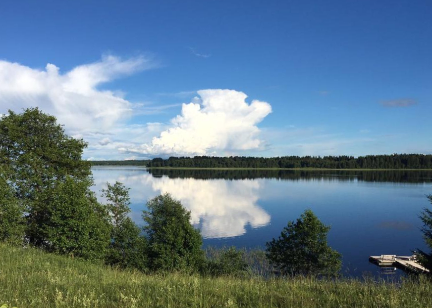 летний-пейзаж-с-облаками-и-с-видом-на-озеро-в-загородном-отеле.jpg