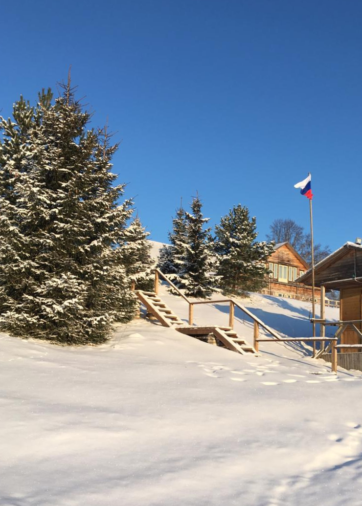 зимний-пейзаж-с-российским-флагом-солнечным-днем-в-загородном-отеле-на-озере-селигер.jpg
