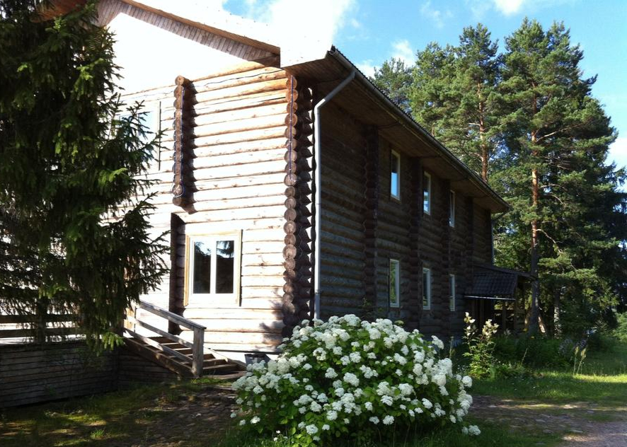 деревянный-дом-срубленный-из-бревен-в-загородном-отеле-на-озере-ландшафт.jpg