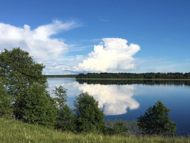 летний-пейзаж-с-облаками-и-с-видом-на-озеро-в-загородном-отеле-3-4.jpg