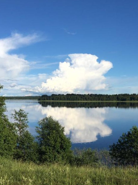 летний-пейзаж-с-облаками-и-с-видом-на-озеро-в-загородном-отеле.jpg