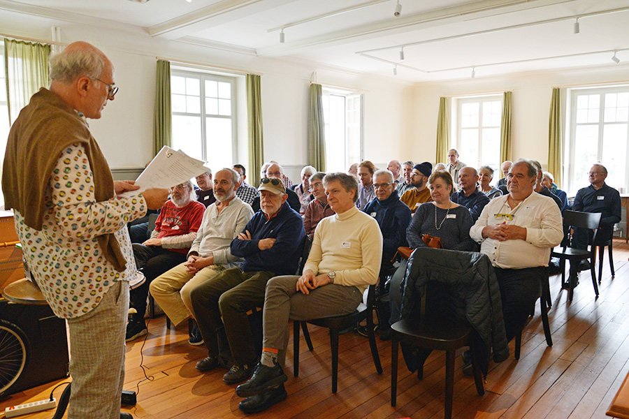 Thomas Breitinger begrüsst die Anwesenden