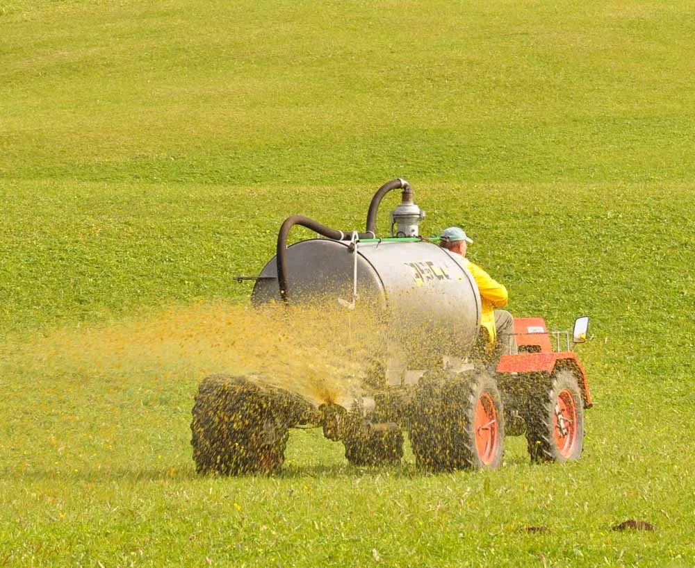 Das potenziell gesundheitsschädliche Nitrat wird vor allem über Düngung in den Boden eingebracht, sickert durch alle Gesteins- und Erdschichten hindurch und kommt so zwangsläufig im Wasser an. Die Wasserwerke bekommen es aber nur zum kleinen Teil aus dem Wasser wieder heraus.