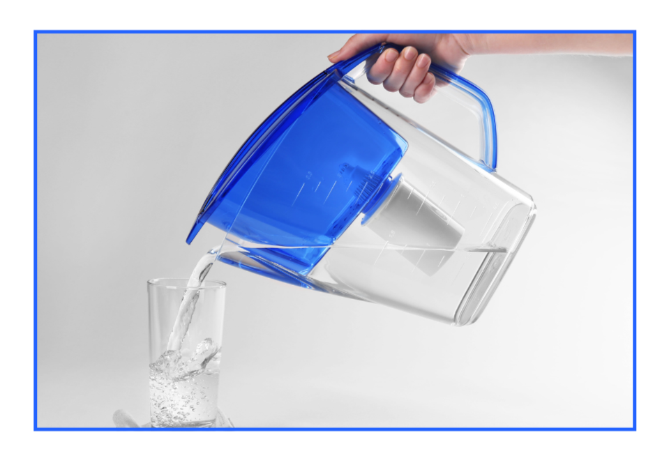 Wasserfilter-Kanne schenkt gefiltertes Trinkwasser in ein Glas, Symbol für Wasserfilter im Vergleich zur Osmoseanlage.