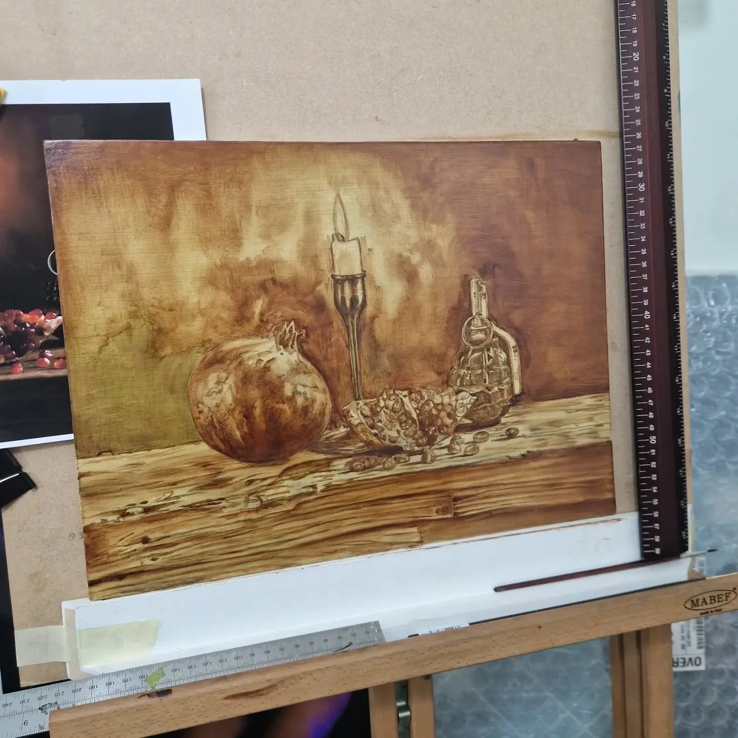 I just realised how much I missed the smell of oil and turps in the morning! Working on a new piece Pomegrenades still life...if I get it right it will look explosives indeedly;)