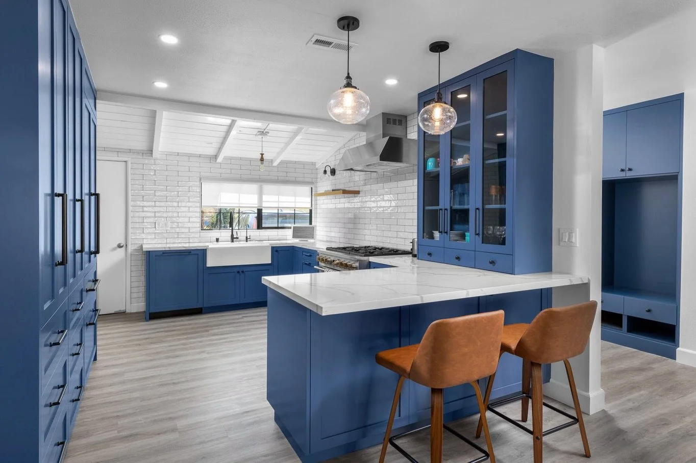 Blue cabinets and clean finishes captured for a commercial photoshoot in San Diego 📸
DM us to book your next listing!

#beautifullistings #sandiegorealestate #sandiegocommercialrealestate