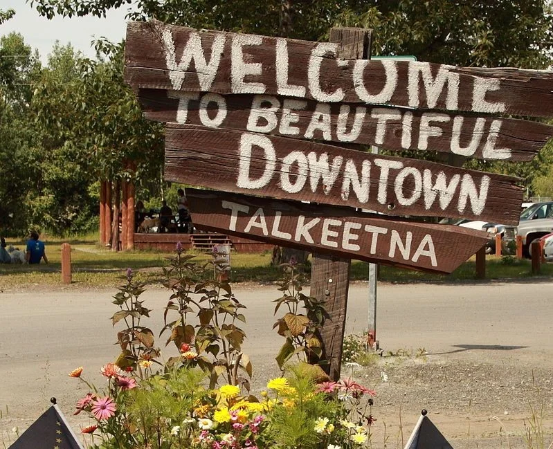 800px-Welcome_to_beautiful_downtown_Talkeetna_FrankK_Wikicrop-2.jpg
