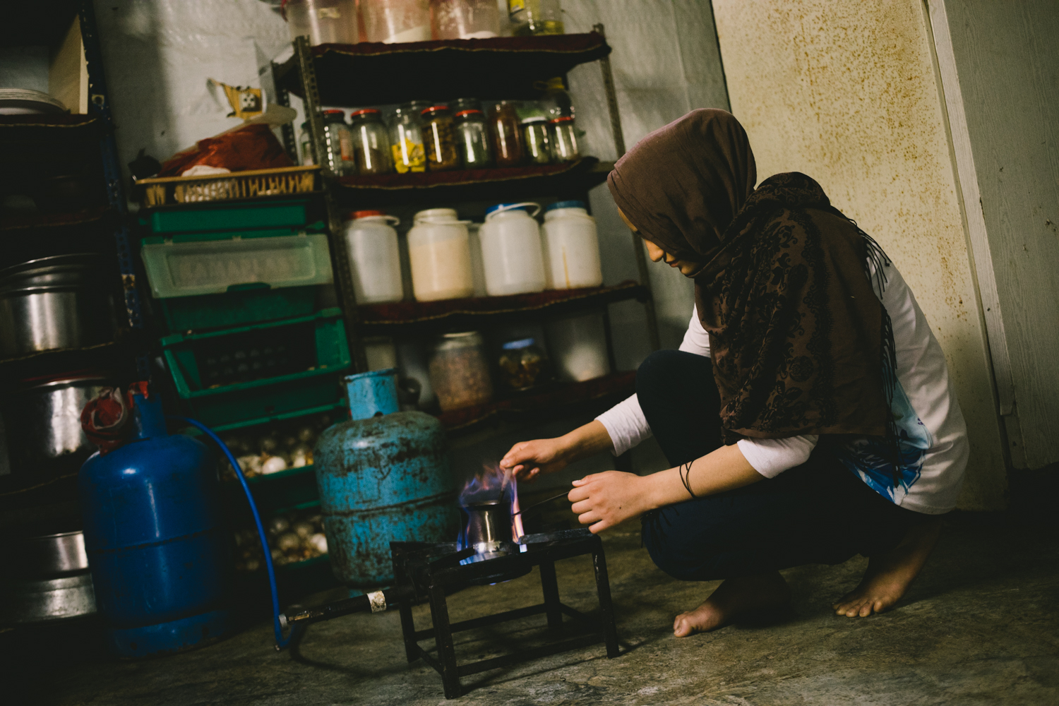  A teenage girl prepares coffee for her family. 