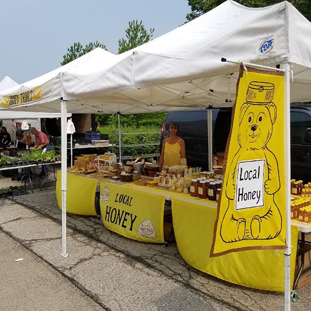 A great start to the season!
.
Yesterday was the first market at 5th Avenue Station in Naperville. Come find us next Saturday between 7a &amp; 12p. .
#localhoney #chicagoland #farmersmarket #honeybees #5thavenuestation #bees #fifthavenuestation #nape