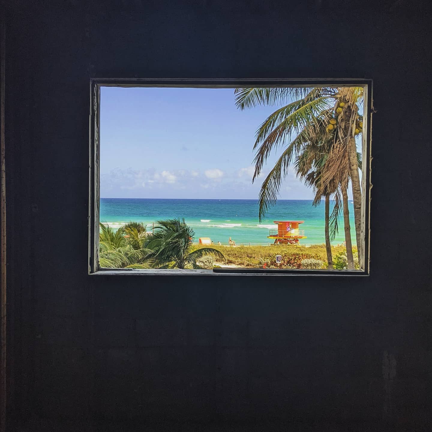 In the world of glass facades seeing this framed view comes as a refreshing change. 

#miamibeach