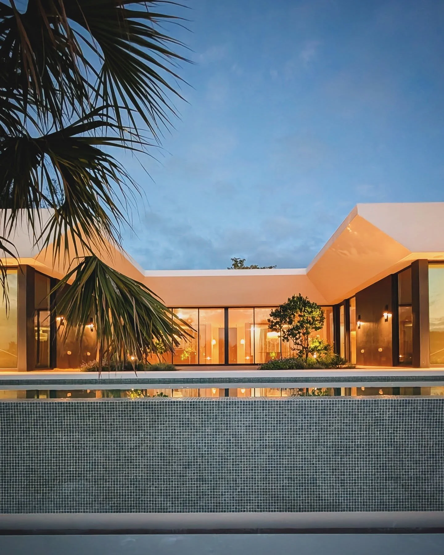 Casa Cero on a serene Florida winter evening. 

#palmettobay #miami #miamibeach #pinecrest #westpalmbeach #keybiscayne #southmiami #flkeys