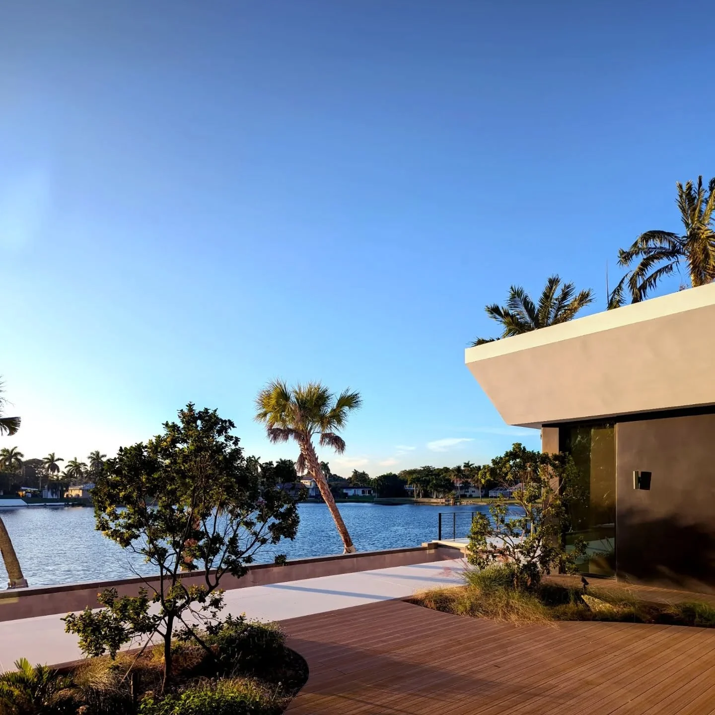 The winter sun suits Casa Cero. Completed late last year, there is so much to share about this challenging and captivating project.  0️⃣

#miami #courtyard #palmettobayfl #architecture #glasshouse #lakefront #tropicalarchitecture #naplesfl #marcoisla