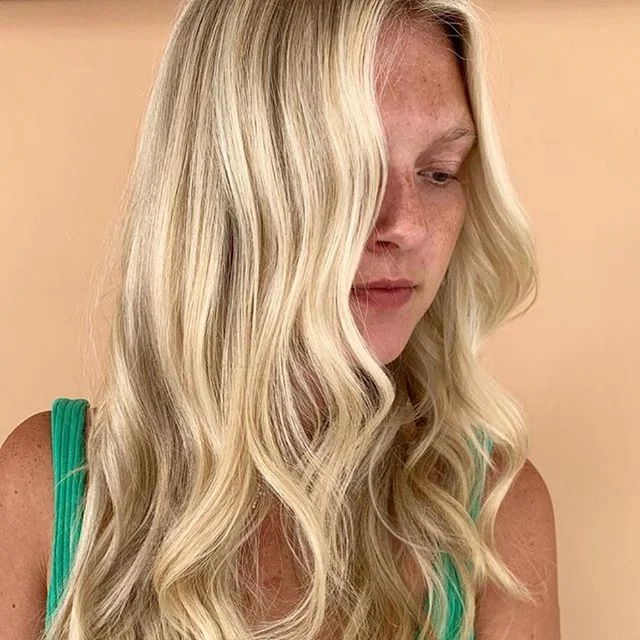 Dreamy blonde from @rachaelclark.beauty ⭐️
.
.
.
And how amazing are her freckles? .
.
. 
Schedule a &ldquo;Full Highlight&rdquo; if your hair goals are similar to this - Link in bio ⬆️ for booking ❤️