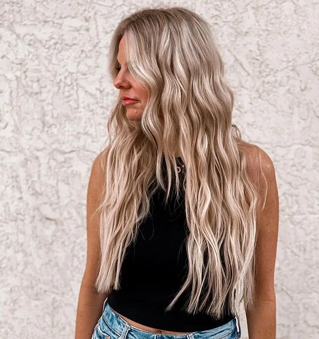 @brookiehatch is living that mermaid life with 2 rows of 22&rdquo; @platformhairextensions 🧜🏼&zwj;♀️ .
.
Swipe ⬅️ for the before 😵
.
.
If you want to be a beach goddess for summer, 22&rsquo;s are the way to go - DM for a consult on #30A or in #Nas
