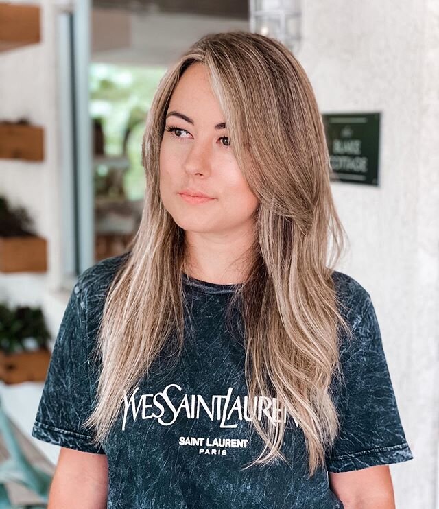 Blondette : a brunette with blonde tendencies 🤍