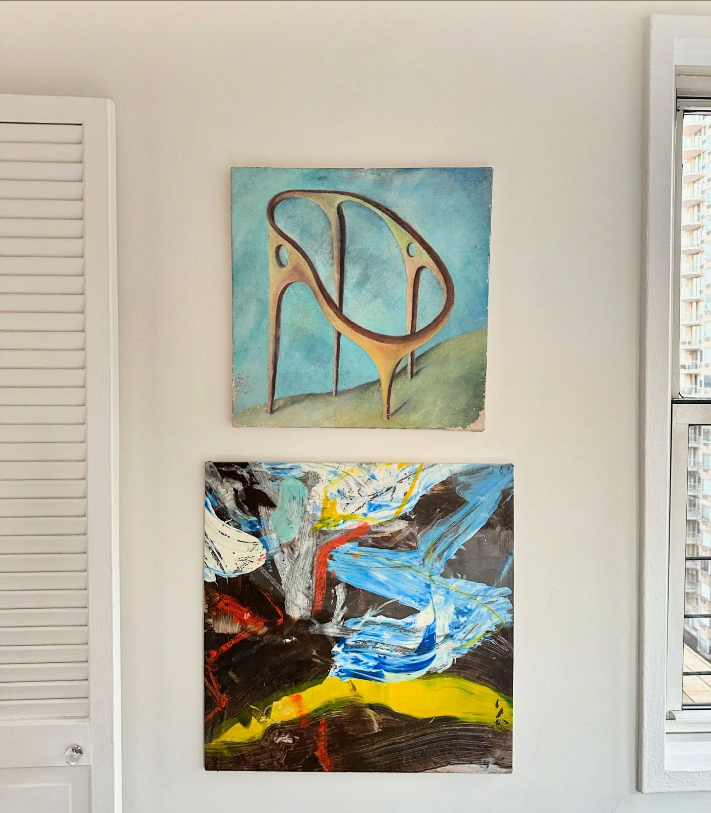 I love how these two paintings in my dining nook speak to one another. I found the Surrealist piece on top at a maritime themed antiques shop in Venice, and the glossy piece underneath is by @mishakahn.