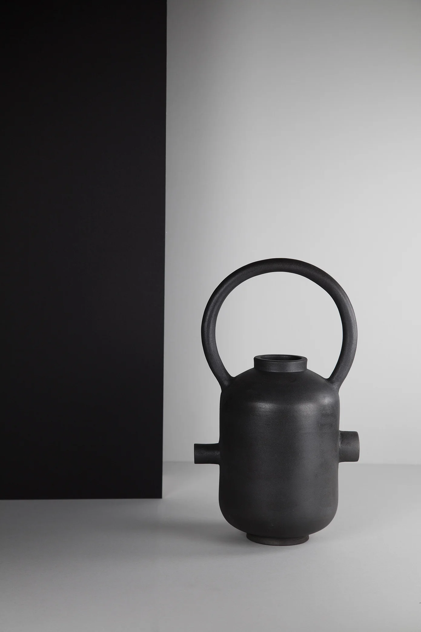munoz-josefina-design-black-vases-ceramic-1.jpg