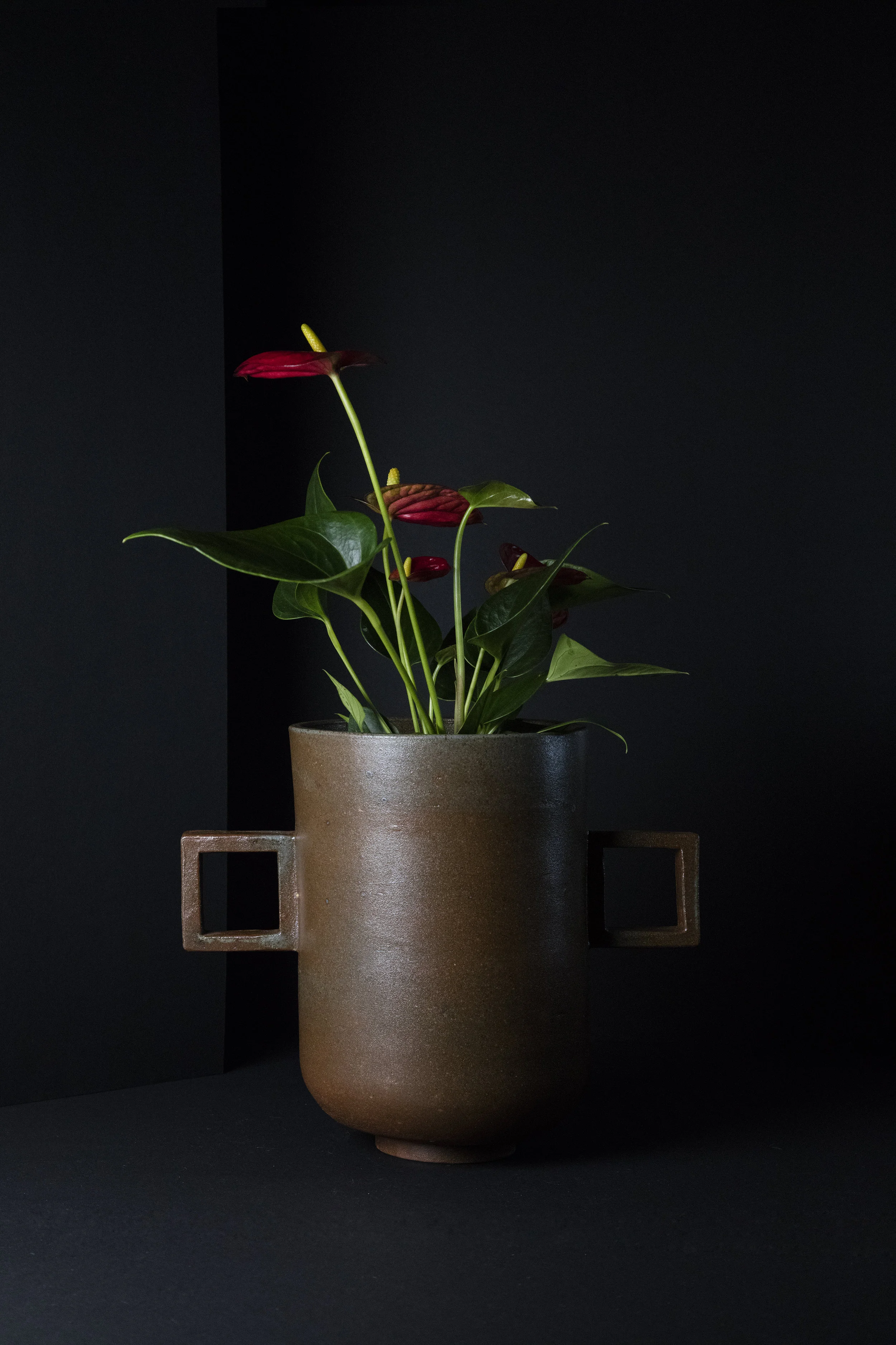 munoz-josefina-design-black-vases-ceramic-4.jpg