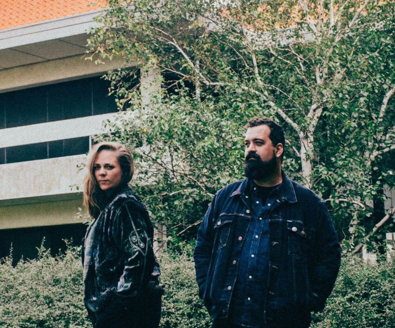 Ingen andre lyder som Maja Og De Sarte Sjæle: Humoren er den røde tråd