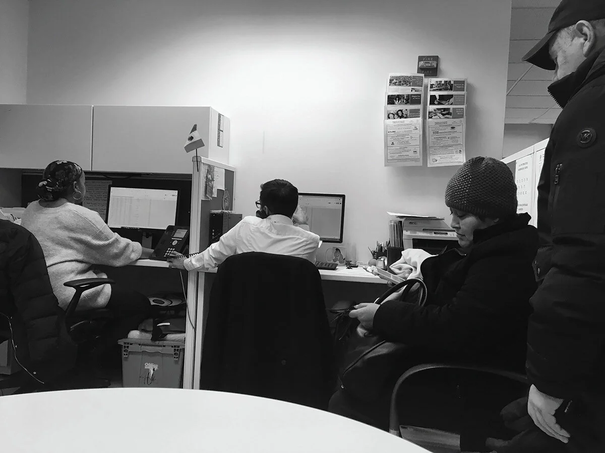 Counselors of Ventanilla de Asesoría Financiera and clients at the space where the sessions take place