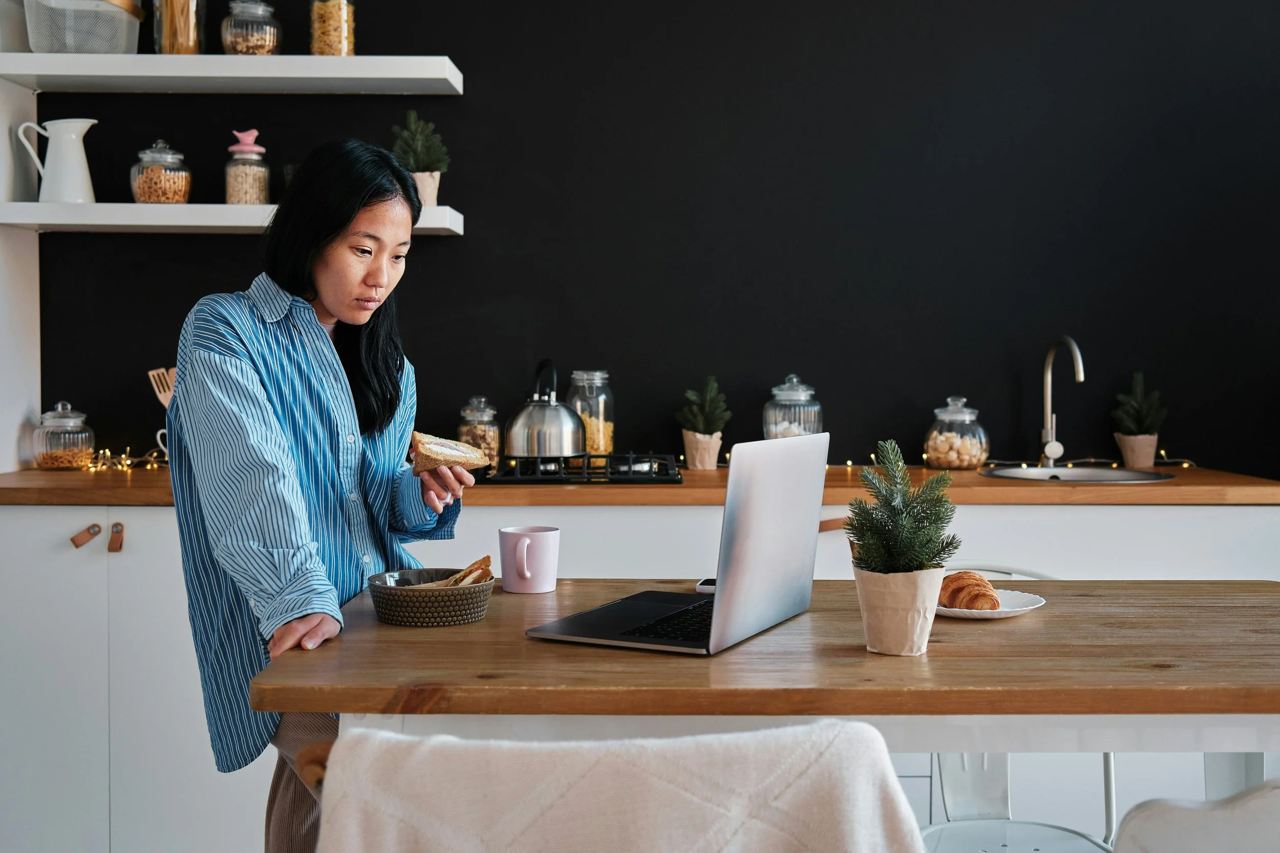 6 Ways to Tell If You’re Eating to Cope, Not to Nourish