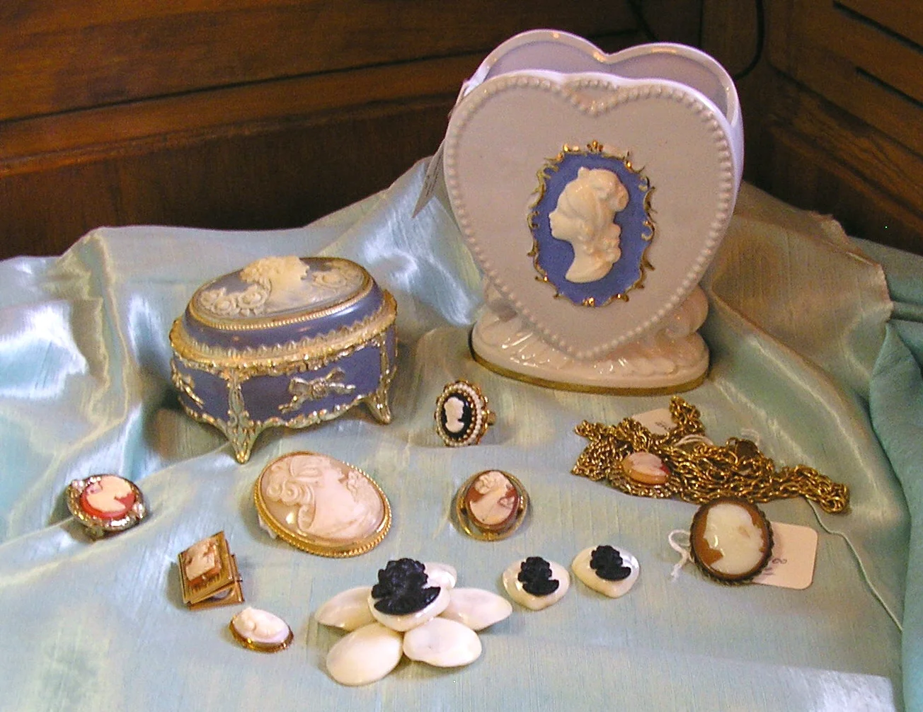 Cameo pendants, brooches, and collectible cameo items