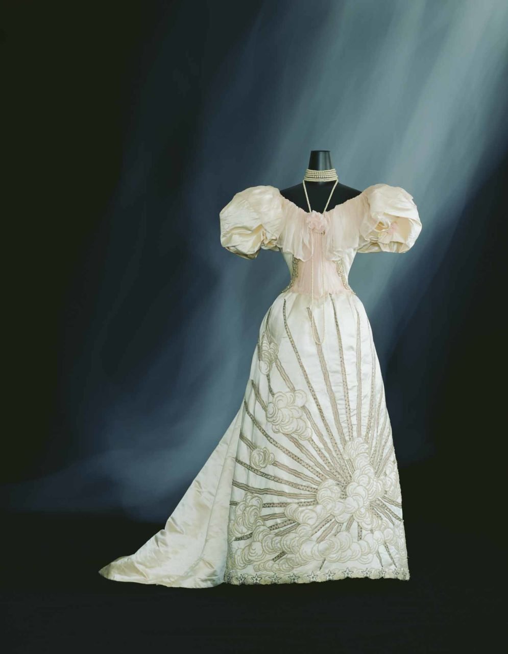 Emma Stone Embodies Flapper-Era Glamour at the Met Gala 2022