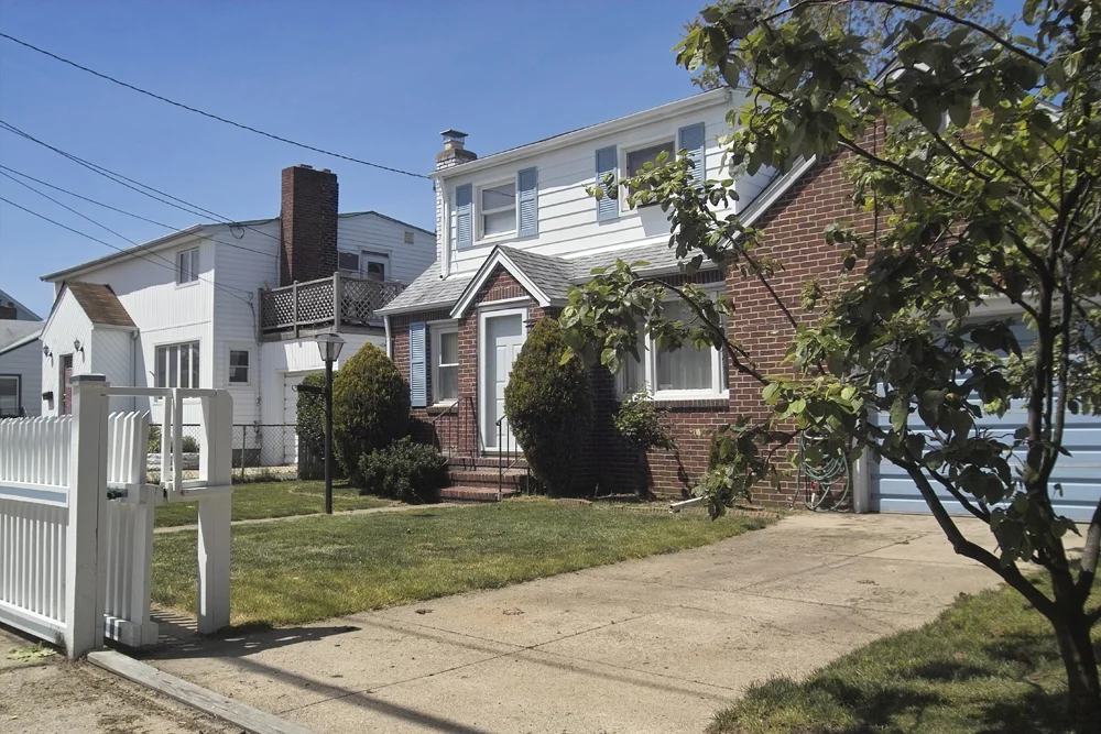 408_little_e_neck_house_front_diagonal.jpg