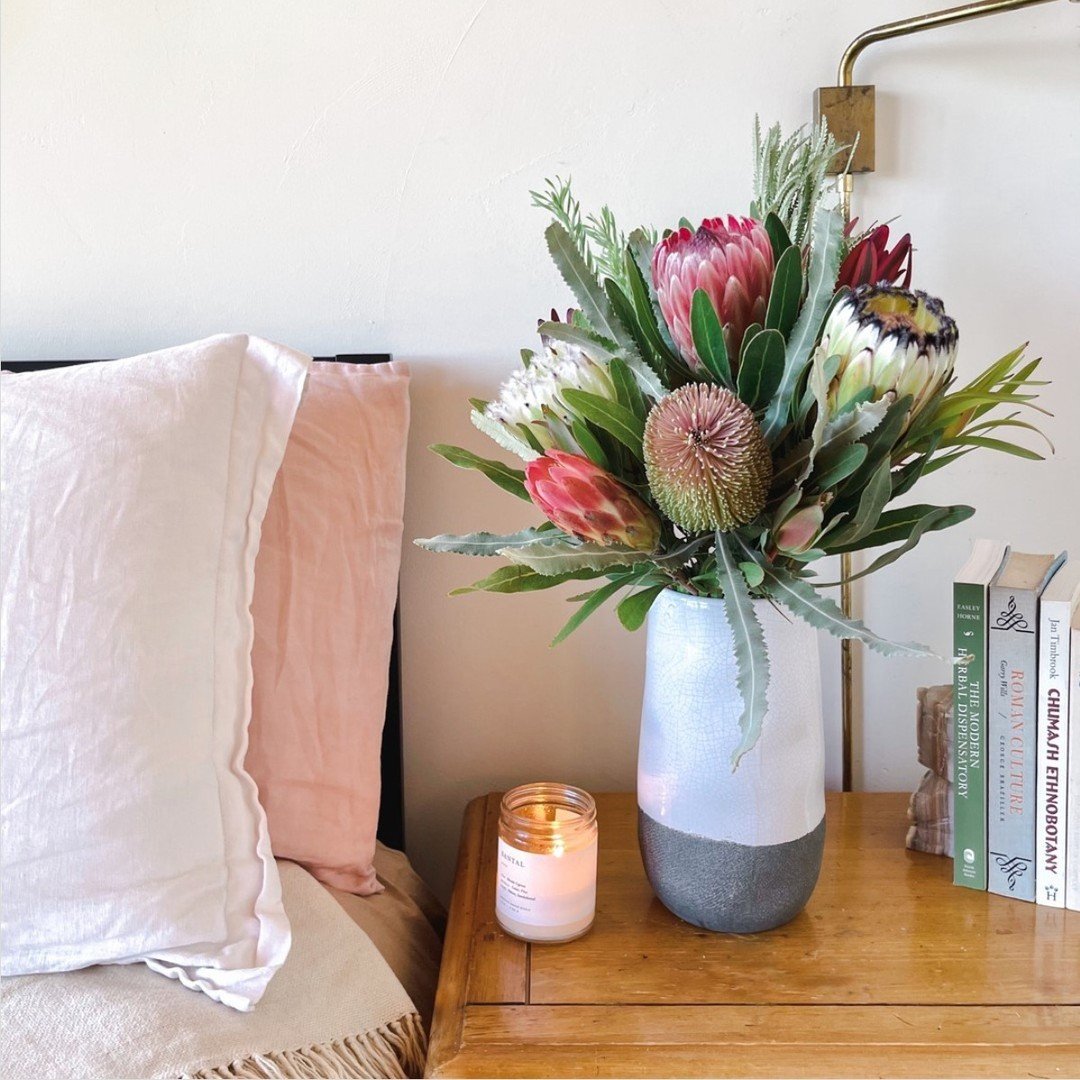 Cozy season! It&rsquo;s officially fall. Keep the summer vibes alive with a fresh bedside bouquet. 💐 ☀️ 🍁 ⠀⠀⠀⠀⠀⠀⠀⠀⠀
⠀⠀⠀⠀⠀⠀⠀⠀⠀
⠀⠀⠀⠀⠀⠀⠀⠀⠀
⠀⠀⠀⠀⠀⠀⠀⠀⠀
#fallflowers #flowers #protea #pincushion #banksia #sustainable #sustainableflowers #sustainablefarm #