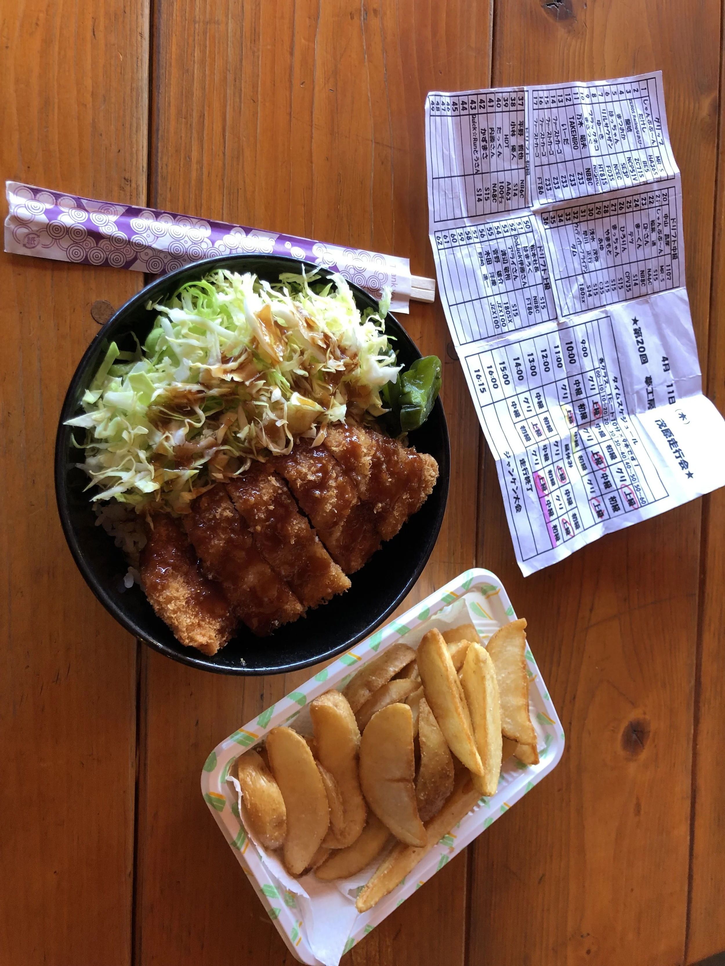Back at the track, we grabbed a quick lunch with everyone! Mobara has a great restaurant right on site, and I could pass the opportunity to have some Tonkatsu (fried pork with cabbage and rice); so delicious!