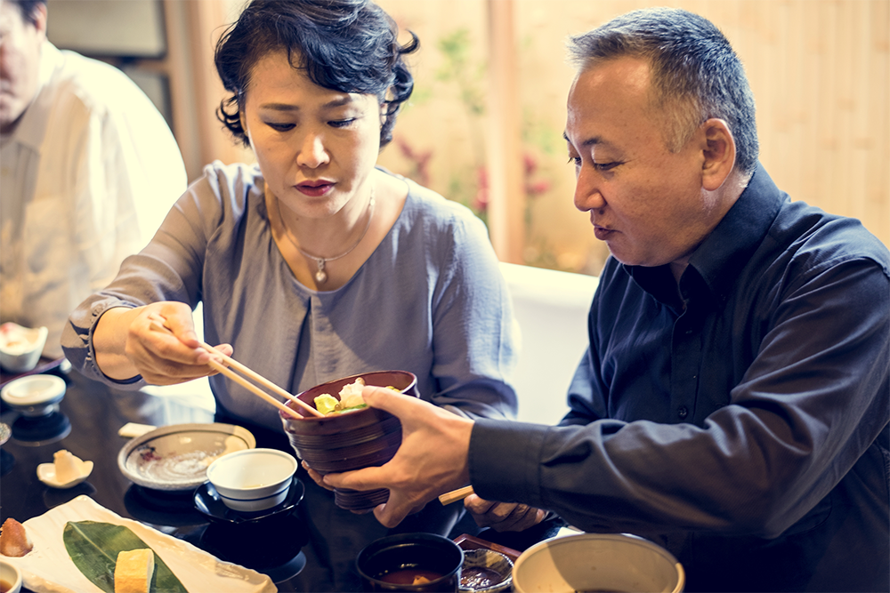 japanese-family-dining-together-with-happiness-PH8U4EB.png
