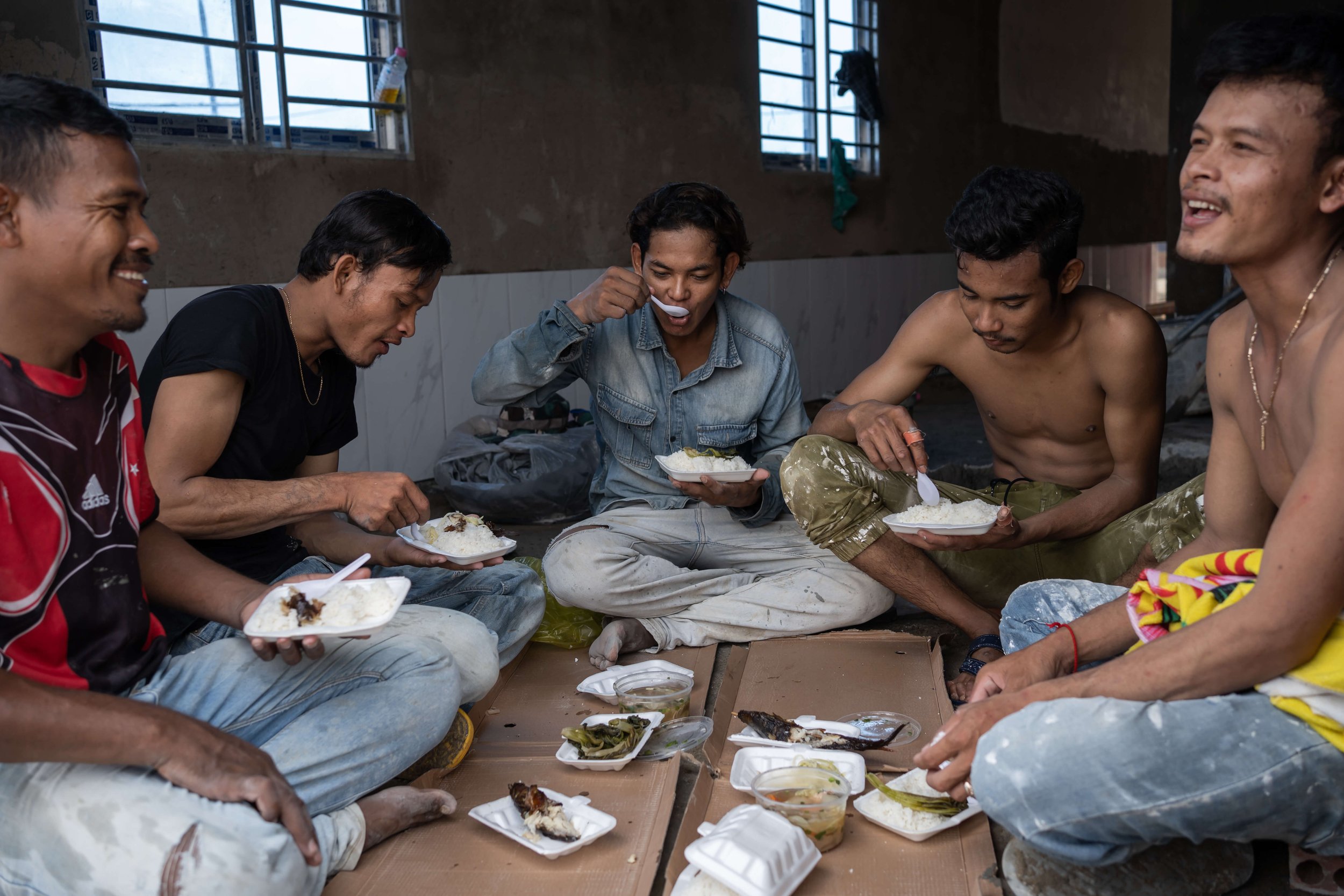  Construction workers (from left to right) Sun Kim Yan, Sim Ry, Dieb Phearum, Phan Sochantra and Sim Rib eat lunch on a construction site in Kambol District, Phnom Penh. All come from the provinces, all except Phearum have debts to microfinance insti