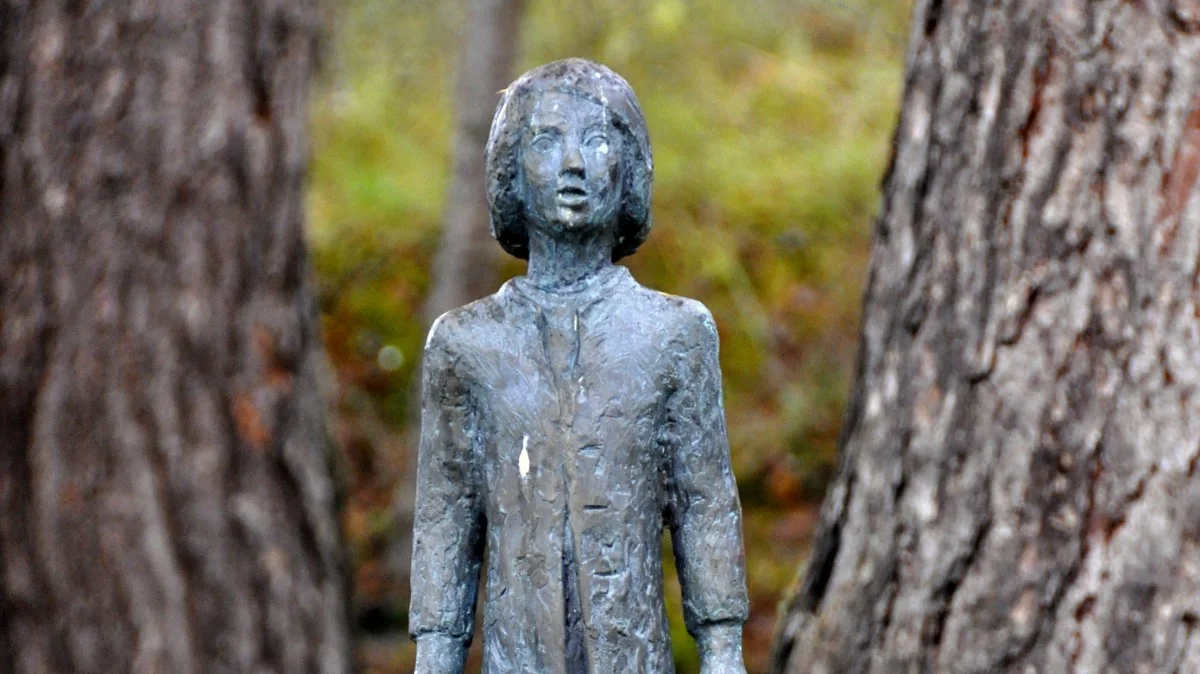 Skulptur: Adrian Posepilt (Astrid Dalsveen 1997) – ved Adriansstua i Ringvebukta