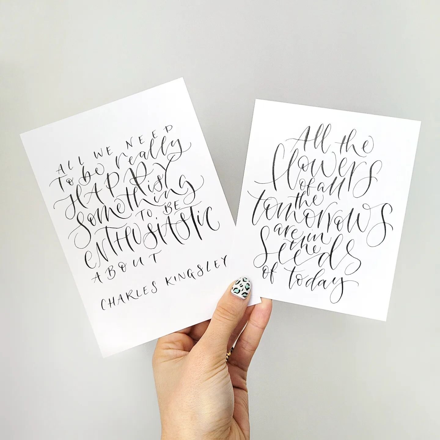I love working with bright colours but sometimes you just cannot beat the beauty of black ink on crisp white card.

These are just two of the pieces you'll be able to create in my  workshops with @themoderncalligraphyco 
The templates we will use hav
