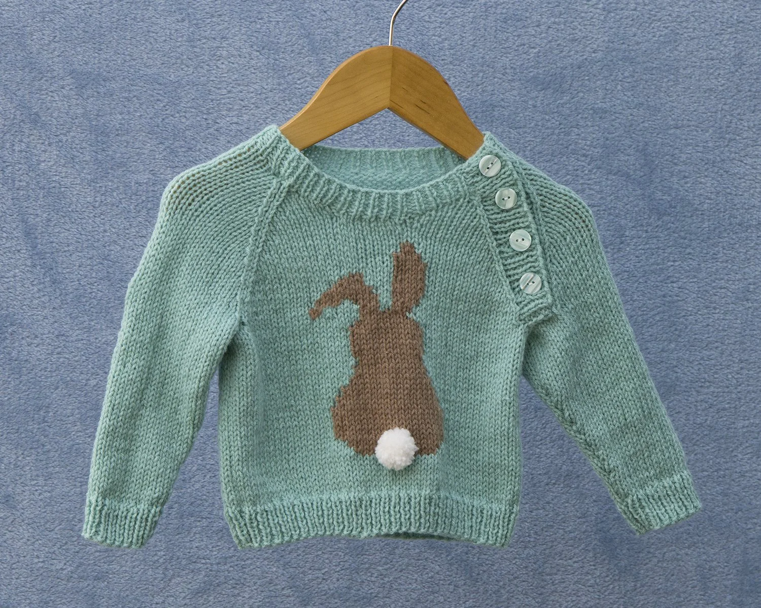  Rabbit motif to the front  