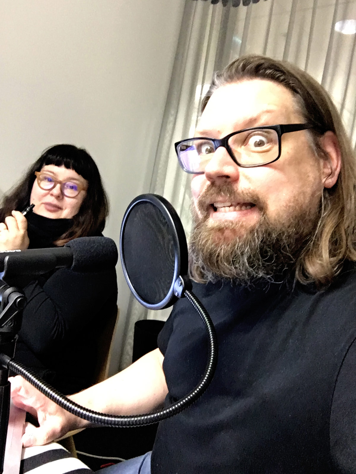 “Liisa Pörsä” (Helena Valtonen) ja “Stinde Koistinen” (Aki Kiminki) ensimmäisessä äänityssessiossa.