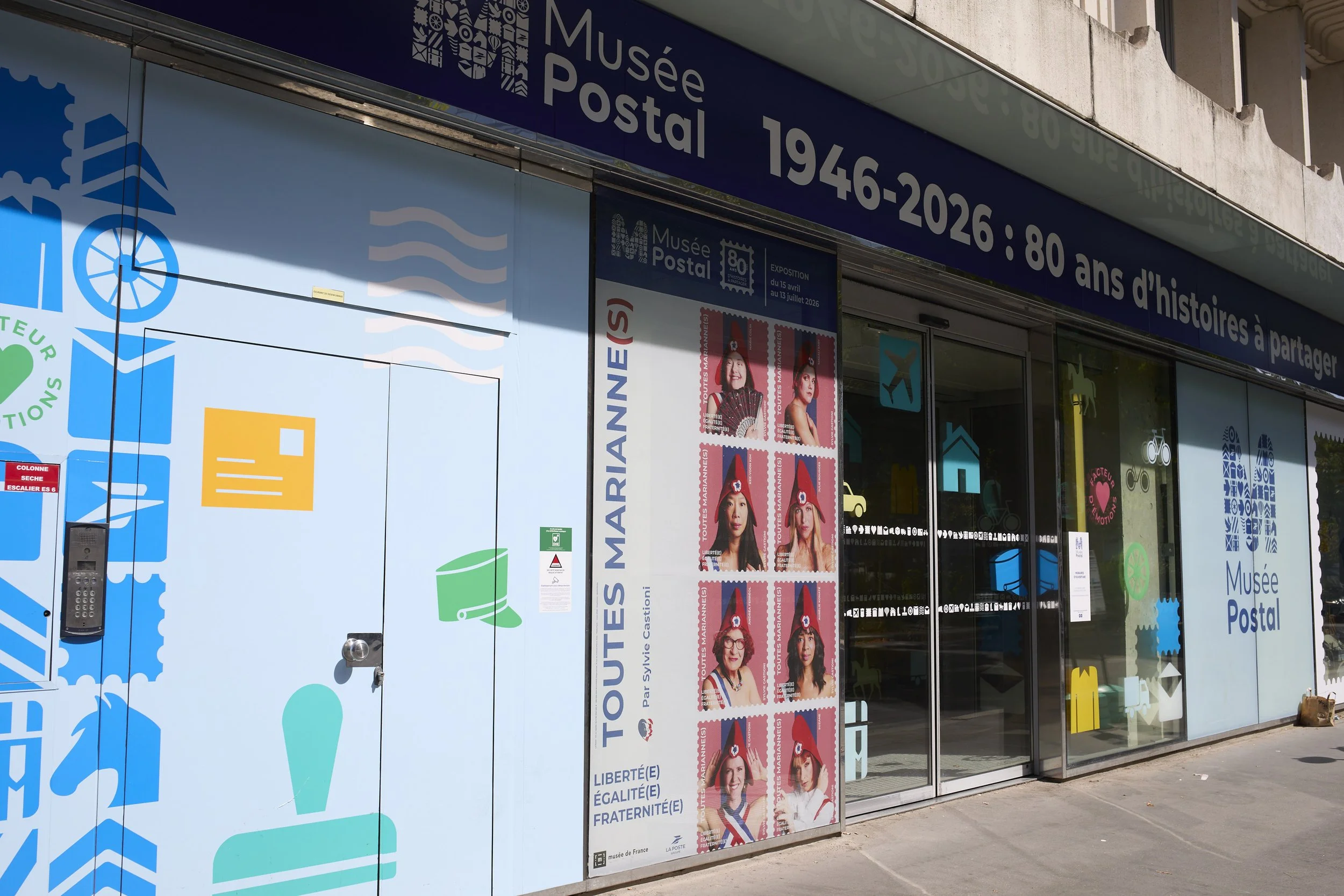 muée-psotal-façade-toutes-marianne-expo.jpg