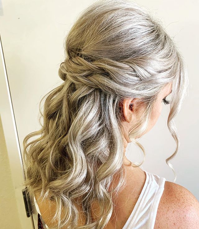 Soft swept with a boho feel. ✨
&bull;
&bull;
&bull;
#bridesmaids #mnwedding #mnstylist #bohostyle #simplestyle #updo #bridalparty #hairgoals #blondebombshell #emilywoodstromhair