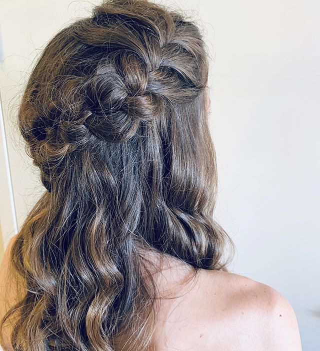 Simple braids for a half up look. 
What looks do you want to see more of?! What&rsquo;s your go to look for wedding season? 
#bridesmaidhair #braids #simplebraids #updo #styles #hairstyling #hottoolscurlbar #oribe #waves #emilywoodstromhair