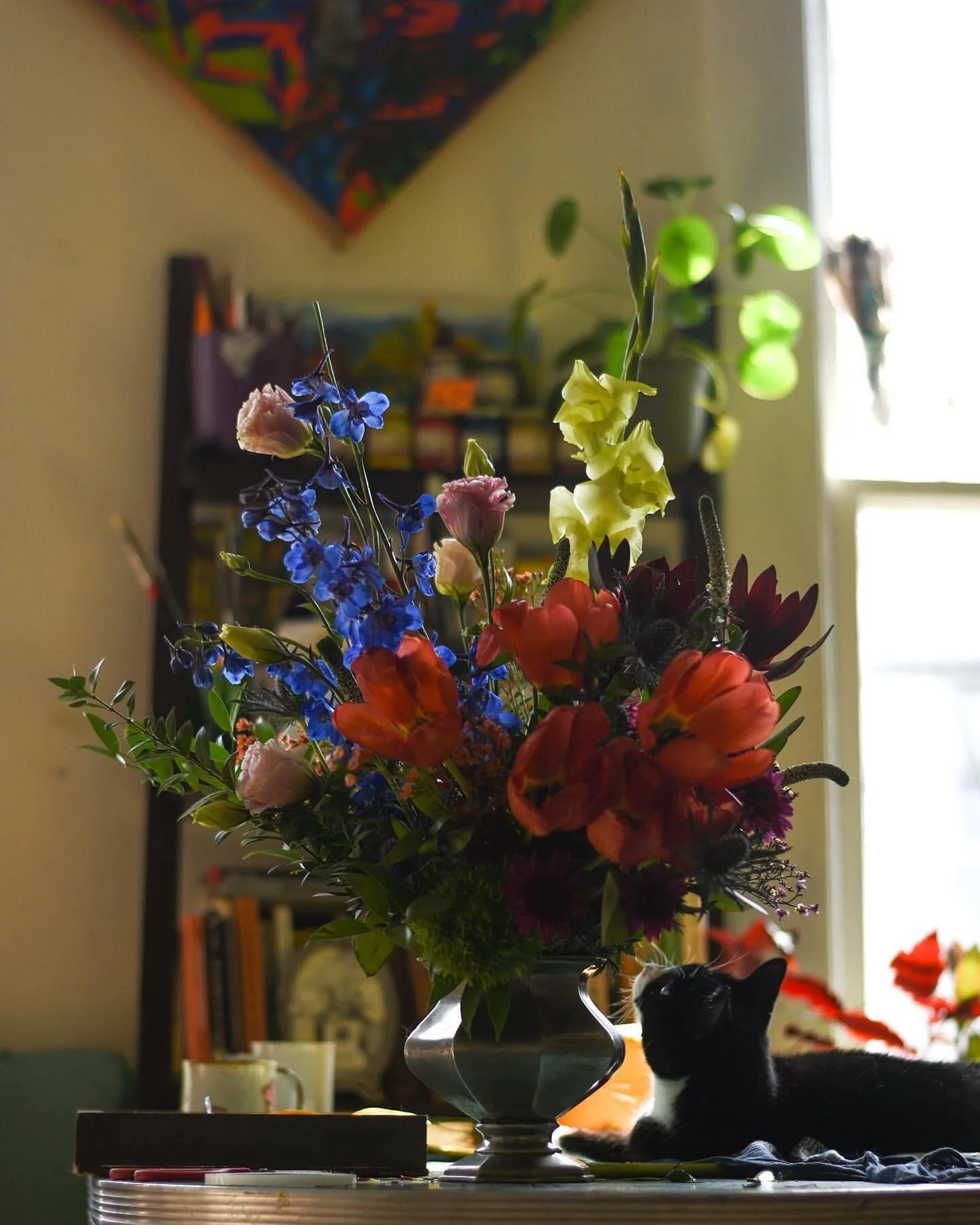 ⚡️🌷
📷 @tha_nuge 
🐈&zwj;⬛ Potato O. Heaton

#floristry #flowers #studiocat #floraldesign #flowerart #painter #joyplugcha #3Dpainting #flowerpainting #flowerinspiration #artstudio