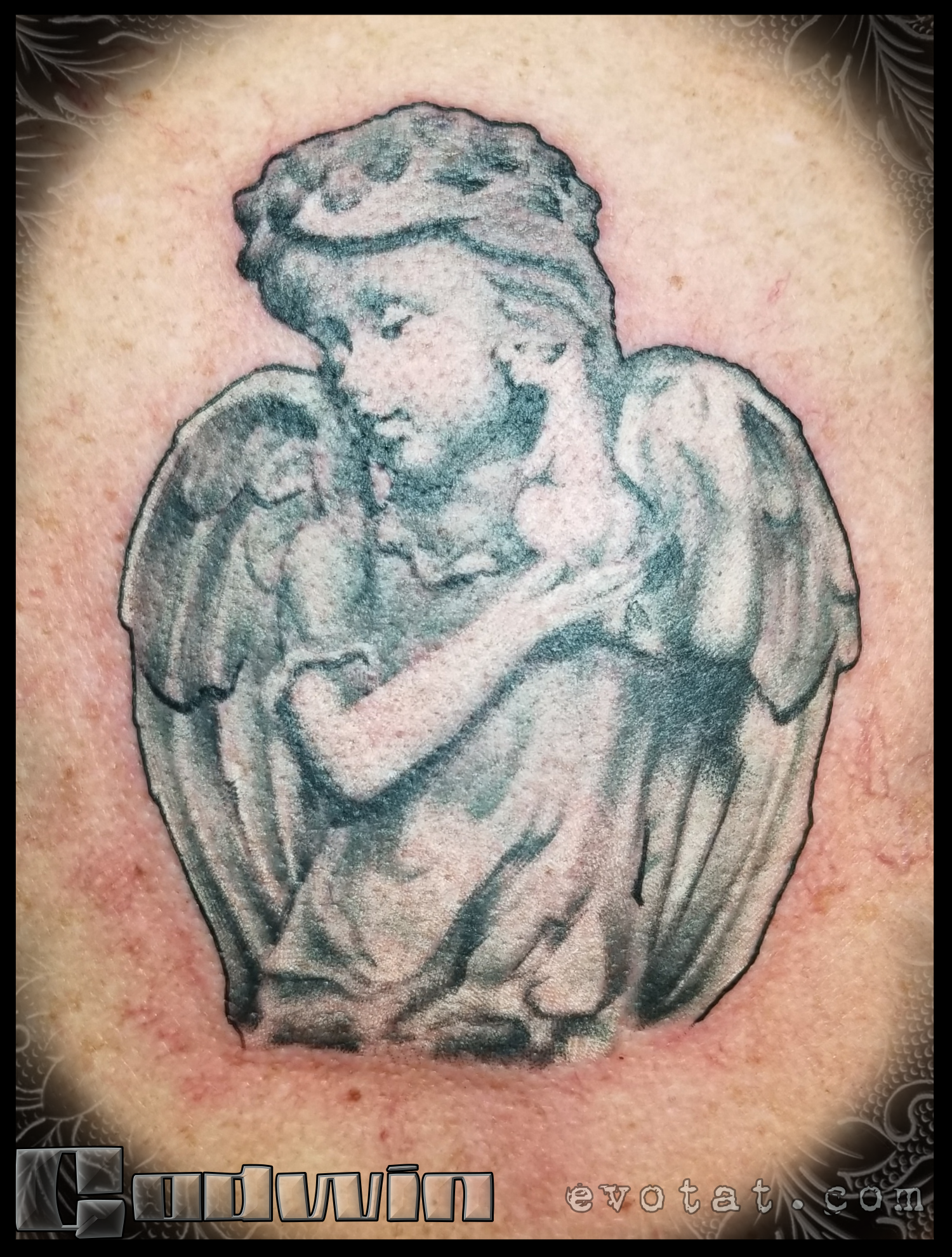 Angel and Mouse Statue.png