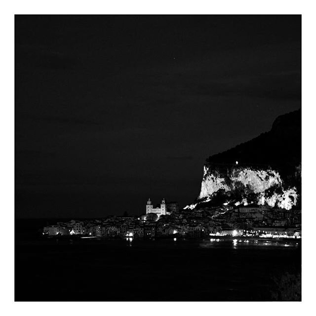 &bull; SKYLINE CEFAL&Ugrave; ✨🌙 &bull;
.
#skyline #bynight #cefalu #sicile #italie .
📷 @kim_staessen