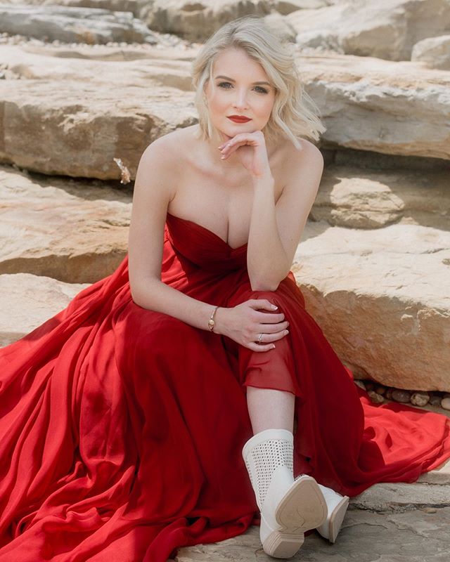 Lady in red 💃🏼.⠀
.
.
Model: Lilly Barickman @lillybarickman⠀
Hair and Makeup: @cirque_salon⠀
.⠀
.⠀
.⠀
#westvirginiaphotographer #ohiophotographer #pennsylvaniaphptographer #loveandwildhearts #nikkon #belovedstories #portraitphotography #darlingweek